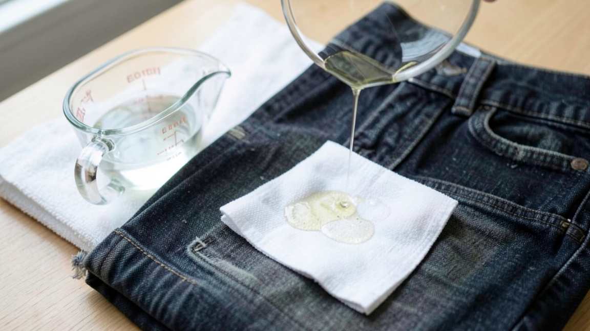 How to Use a Vinegar Rinse for Odor Removal